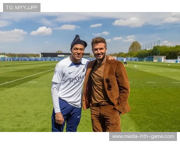 贝克汉姆合影萨巴伦卡，网友：颜值与气质齐飞，贝克汉姆在巴萨是几号