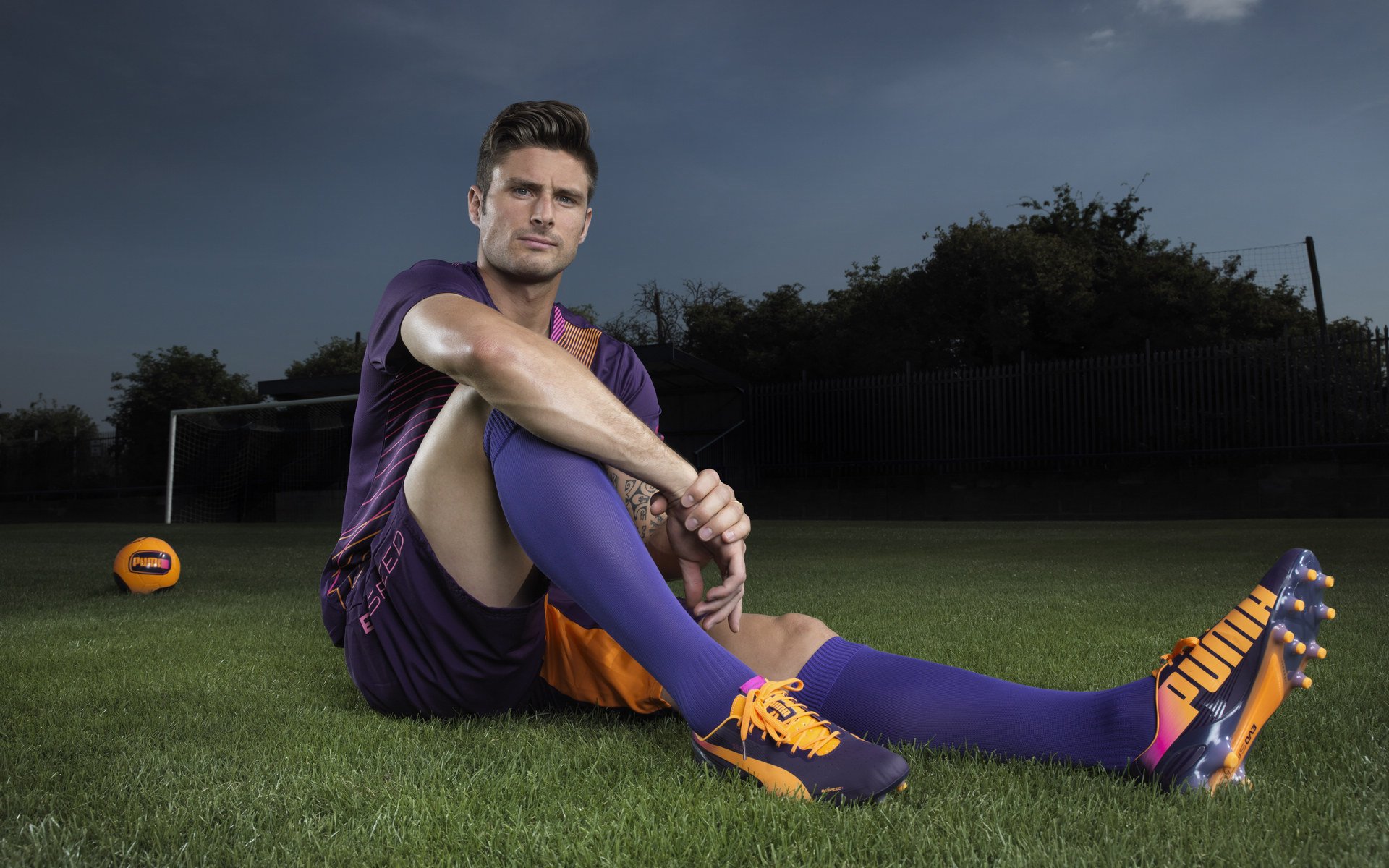 利物浦替补奇兵建功,红军稳居前四,利物浦是红军还是蓝军